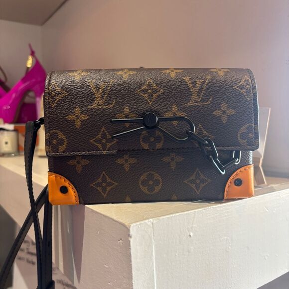Louis Vuitton Wearable Wallet - Picture 11 of 11